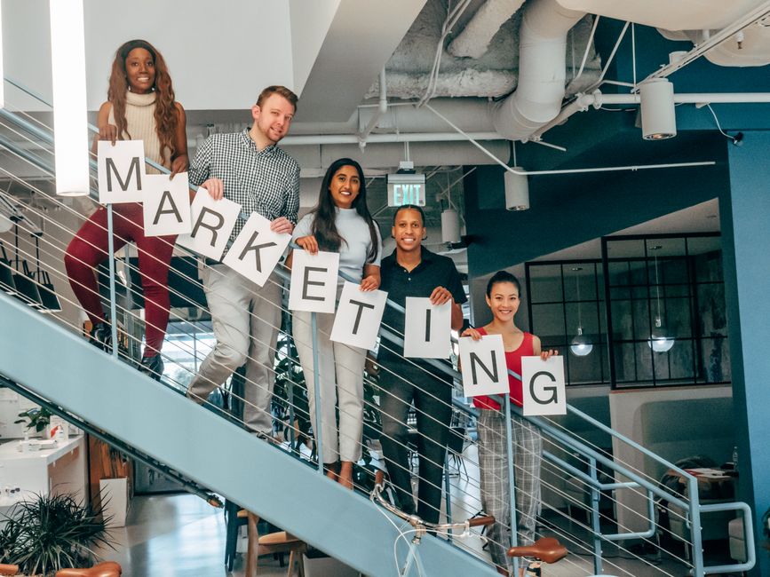Lehrende im Online Marketing Kurs: Praxisorientierte Anleitung