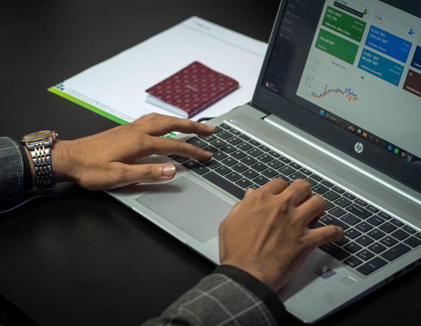 Online Marketing Kurs Inhalte auf einem Bildschirm