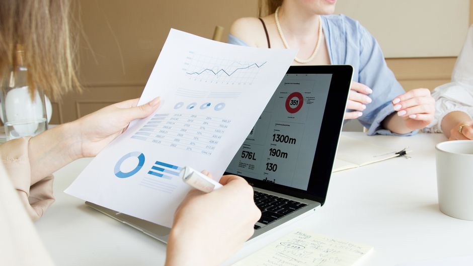 Porträt von Dozent für Marketing-Strategie und Reporting